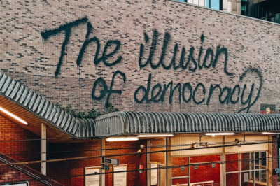 Lääne eliidi sõda demokraatia vastu on saanud avapaugu