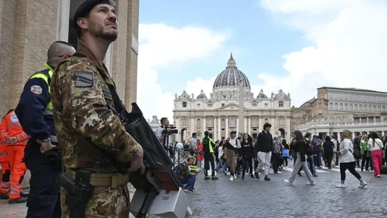 Vatikan ja Itaalia valmistuvad paavst Franciscuse matusteks: 2000 politseinikku tagavad turvalisuse