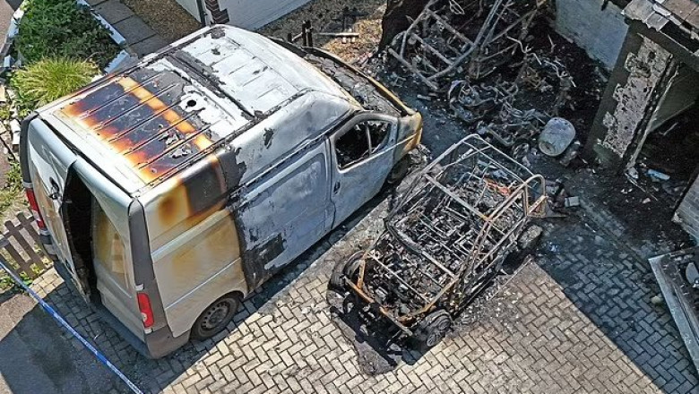 Elektriauto lahvatas sissesõiduteel leekidesse ja põletas maha 550 000 naela maksva peremaja