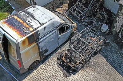 Elektriauto lahvatas sissesõiduteel leekidesse ja põletas maha 550 000 naela maksva peremaja