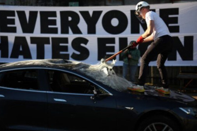 Rootsi rohelised tunnustavad plaani karistada autojuhte hinnatõusudega