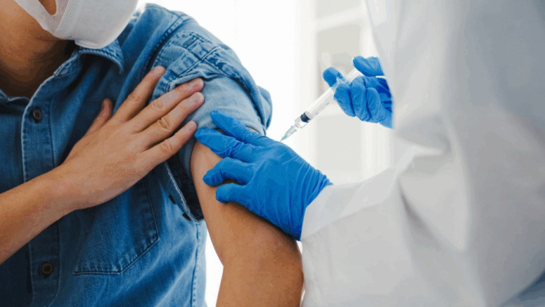 Kolmkümmend viis inimest suri samal päeval, kui neile anti koroonasüst – kuid võimud lasid uurimise üle