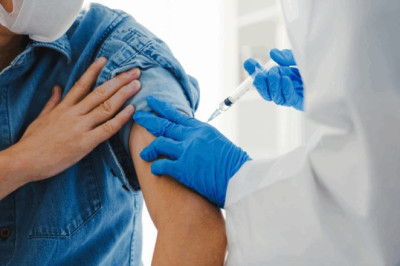 Kolmkümmend viis inimest suri samal päeval, kui neile anti koroonasüst – kuid võimud lasid uurimise üle