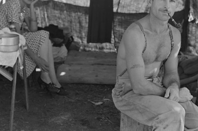 Ajajoon : Töötu saekaatri tööline ja tema naine Oregonis, august 1939