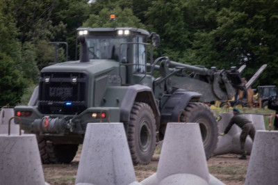 Ukraina sõja kogemuste tulemus: Poola sõjaväelased näitasid, kuidas nad ehitavad Venemaa piirile kindlustusi