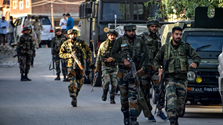 EL valab Pakistani rahaga üle ja on kade autoritaarsuse üle