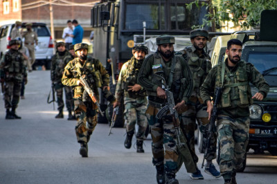 EL valab Pakistani rahaga üle ja on kade autoritaarsuse üle