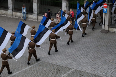 Hussar lipupäeval: sinimustvalge võiks avalikus ruumis enam lehvida!