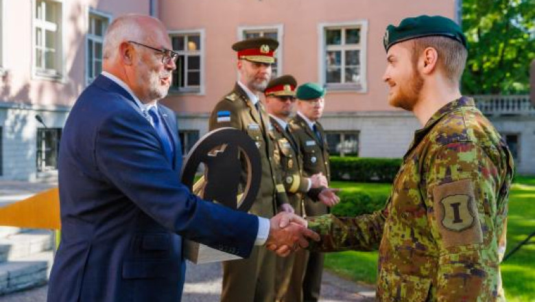 President Alar Karis tunnustas Kadriorus aasta reservväelasi