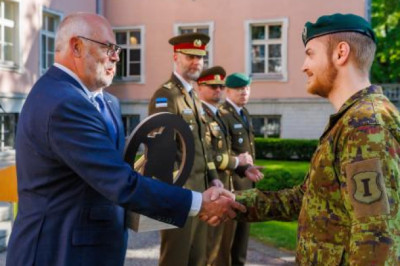 President Alar Karis tunnustas Kadriorus aasta reservväelasi