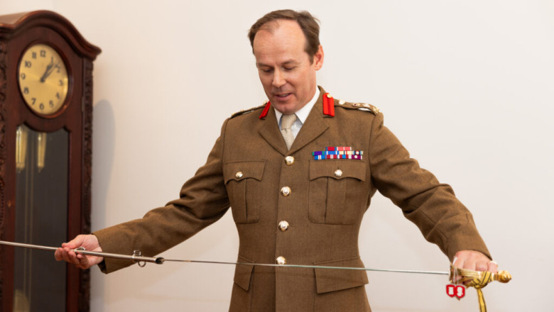 Kaitsevägi: Kaitseväe juhataja tunnustas Eestis teeniva NATO lahingugrupi ülemat kaitseväe ohvitseri mõõgaga