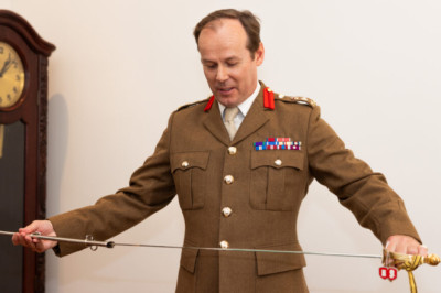 Kaitsevägi: Kaitseväe juhataja tunnustas Eestis teeniva NATO lahingugrupi ülemat kaitseväe ohvitseri mõõgaga