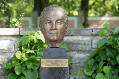 Presidendi kantselei roosiaias avati Arnold Rüütli büst