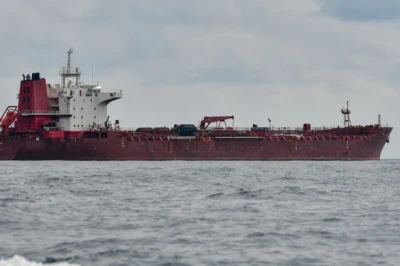 Peterburi lähedal hakkas tanker pärast plahvatusi uppuma, võimud teatasid ammoniaagi lekkest