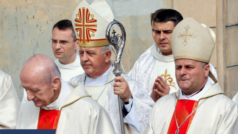 Poola minister Sikorski kutsub Vatikani üles valitsusele vastuseisu tõttu piiskopid vallandama