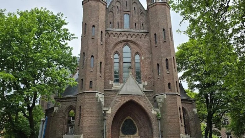 Amsterdamis hävis uusaastaööl tulekahjus 19. sajandist pärit Vondelkerki kirik