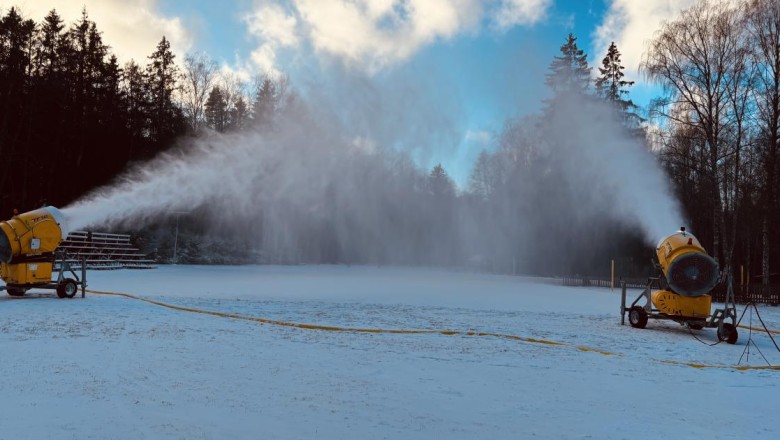 Tallinna suusaradadel alustati kunstlume tootmisega