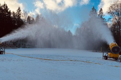 Tallinna suusaradadel alustati kunstlume tootmisega