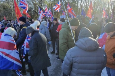 Asbest, hirm, ülestõus: 1000 britti protesteerisid migrantide laagrite vastu