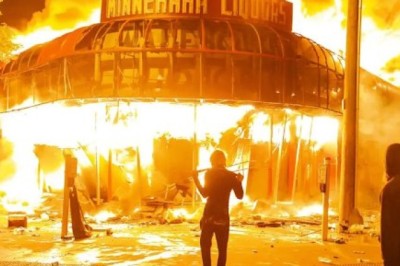 Vasakpoolsed raevutsevad tulistamise pärast – videost selgub: Antifa naine tahtis ICE ametnikku alla ajada!