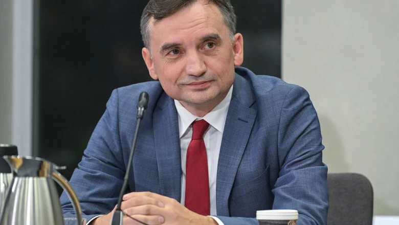 Vasakäärmuslase Tuski poolt tagakiusatud Poola konservatiivne poliitik põgenes Ungarisse