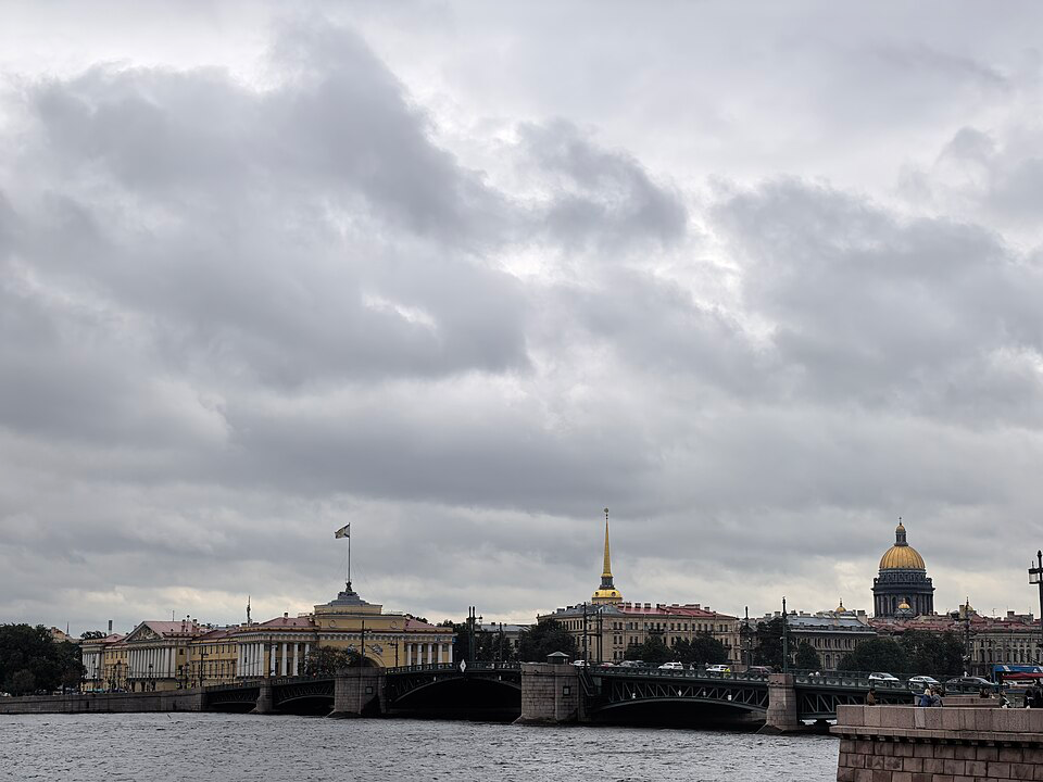Фото: Bestalex / Wikimedia Commons / CC BY-SA 4.0 Дворцовый мост, 2026