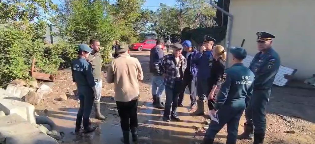 Спасательные работы после выхода реки Хара-Баир из берегов в Алупке. Фото МЧС России по Республике Крым