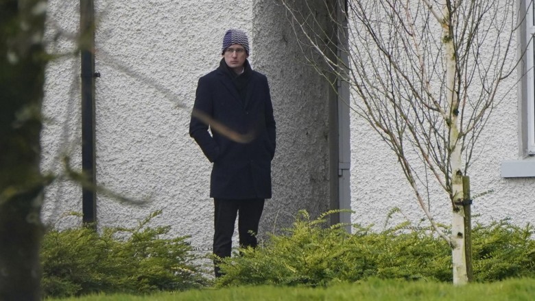 Iiri õpetaja, kes mõisteti asesõnade eest vangi, naaseb kohtu korraldusest hoolimata kooli